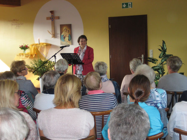 Referentin Sr. Alena im vollbesetzten Saal